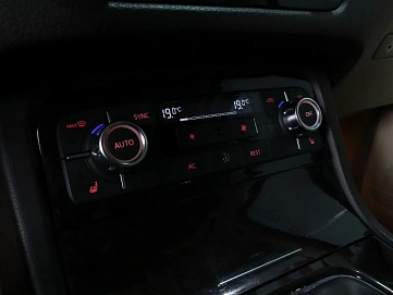 Volkswagen Touareg, 2011г, полный привод, автомат