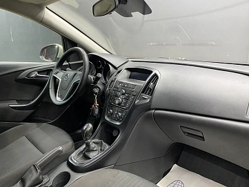 Opel Astra, 2011г, передний привод, механика
