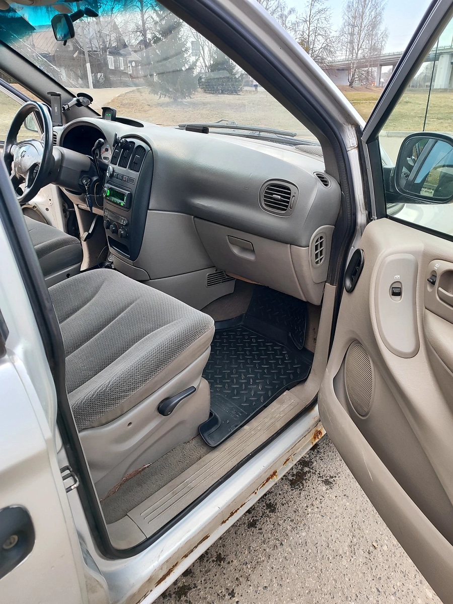 Chrysler Voyager, 2001г., передний привод, автомат