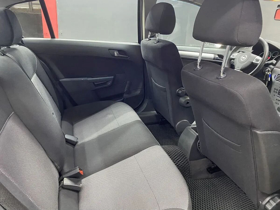 Opel Astra, 2011г., передний привод, механика