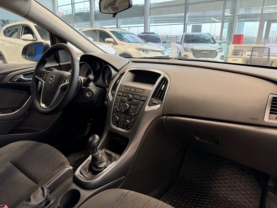 Opel Astra, 2014г., передний привод, механика