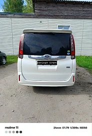 Toyota Noah, 2015г, передний привод, вариатор