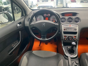 Peugeot 308, 2010г, передний привод, механика