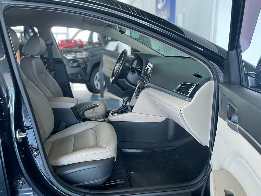 Hyundai Elantra, 2018г., передний привод, автомат