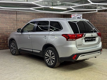 Mitsubishi Outlander, 2019г, передний привод, вариатор