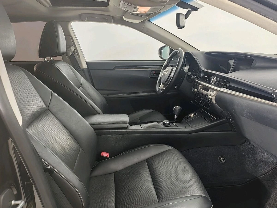 Lexus ES, 2015г., передний привод, автомат
