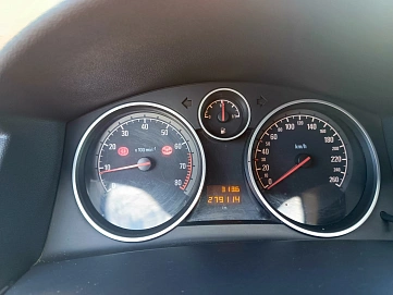 Opel Astra, 2011г., передний привод, механика