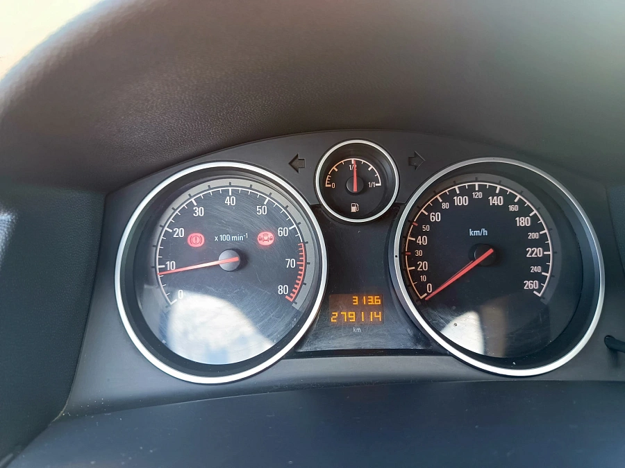 Opel Astra, 2011г., передний привод, механика