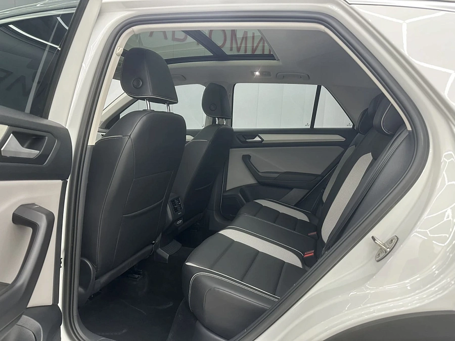 Volkswagen T-Roc, 2023г., передний привод, робот