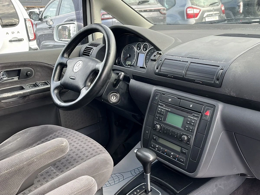 Volkswagen Sharan, 2003г., передний привод, автомат