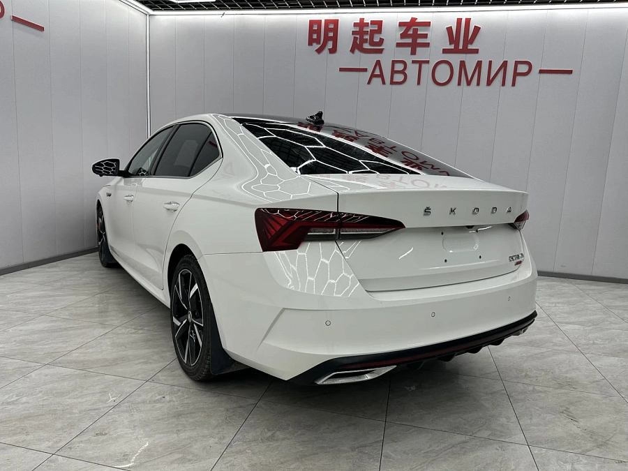 Skoda Octavia, 2022г., передний привод, робот