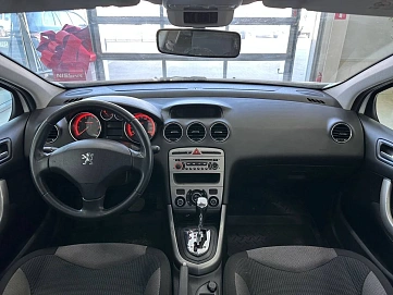 Peugeot 308, 2010г, передний привод, автомат