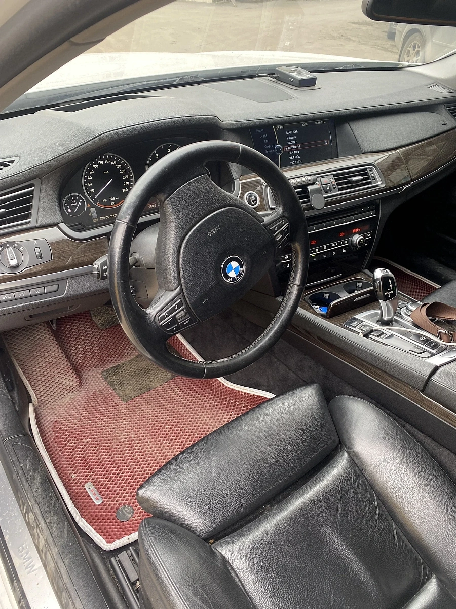 BMW 7 серии, 2010г., задний привод, автомат