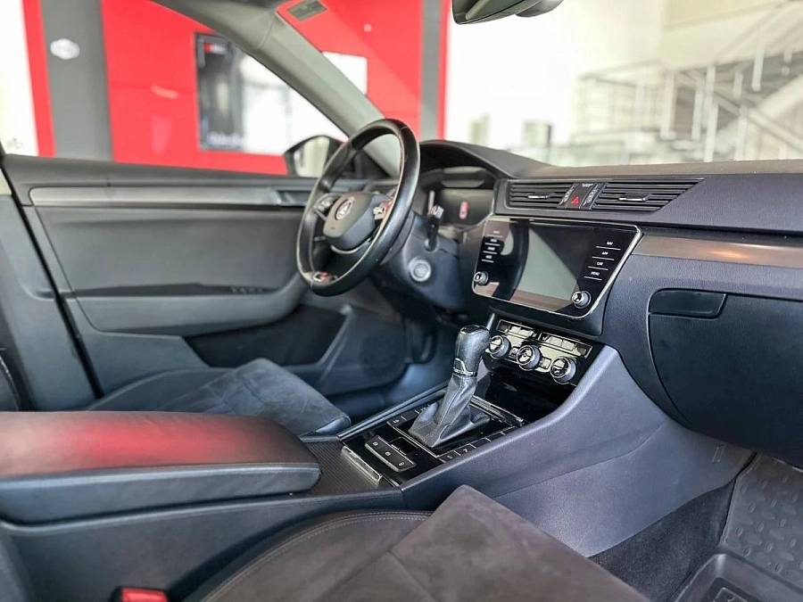 Skoda Superb, 2020г., передний привод, робот