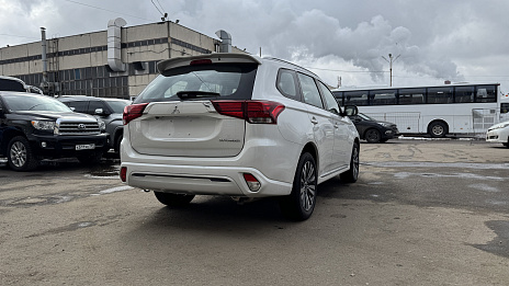 Mitsubishi Outlander, 2022г, передний привод, вариатор