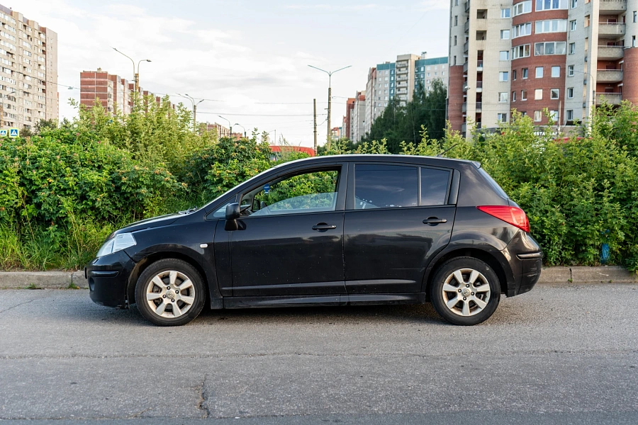 Nissan Tiida, 2011г., передний привод, автомат