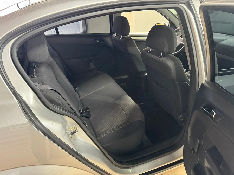 Opel Astra, 2011г., передний привод, механика