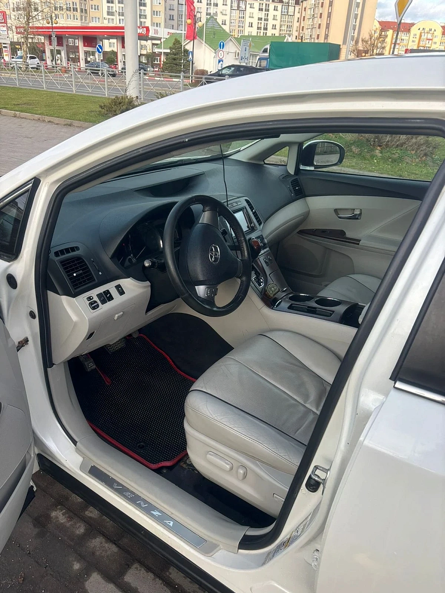 Toyota Venza, 2009г., передний привод, автомат