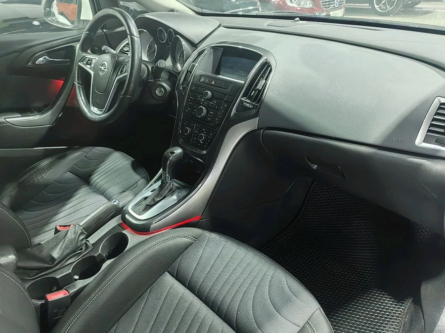 Opel Astra, 2014г., передний привод, автомат