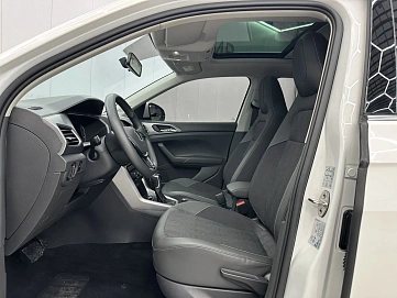 Volkswagen T-Roc, 2022г, передний привод, робот