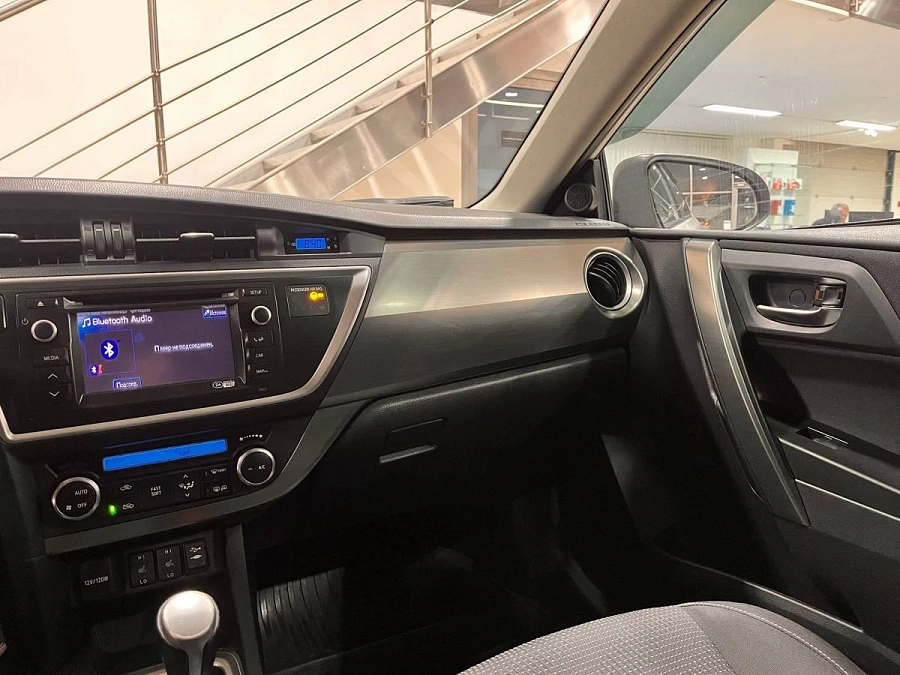 Toyota Auris, 2013г., передний привод, вариатор