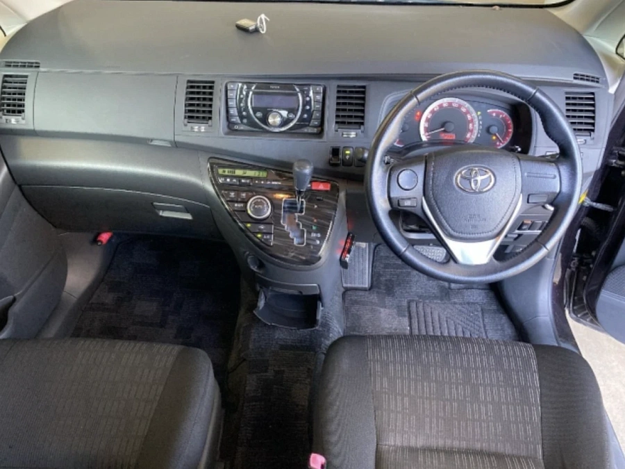 Toyota ISis, 2012г., передний привод, вариатор