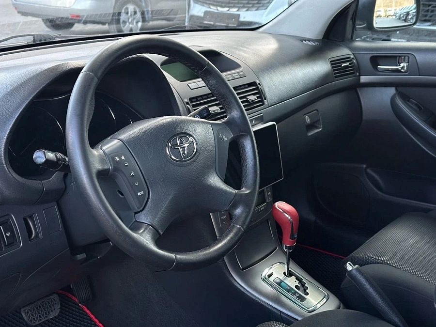 Toyota Avensis, 2003г., передний привод, автомат