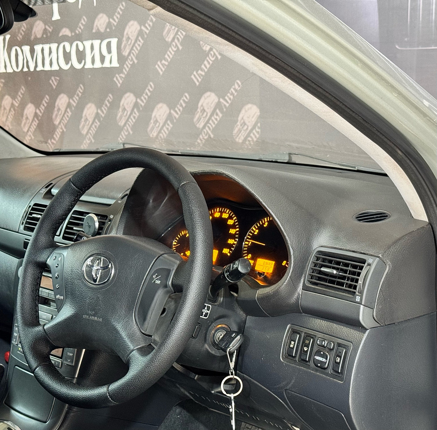 Toyota Avensis, 2003г., передний привод, автомат