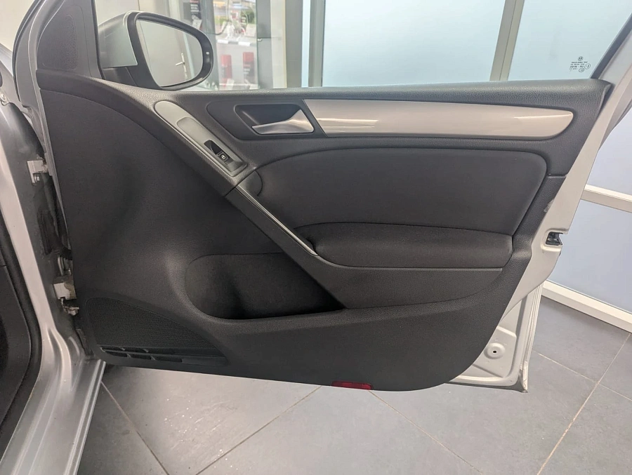 Volkswagen Golf, 2011г., передний привод, робот