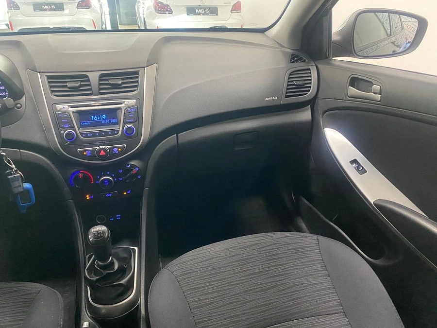 Hyundai Solaris, 2015г., передний привод, механика