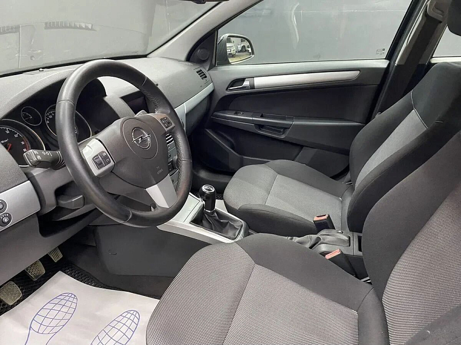 Opel Astra, 2011г., передний привод, механика