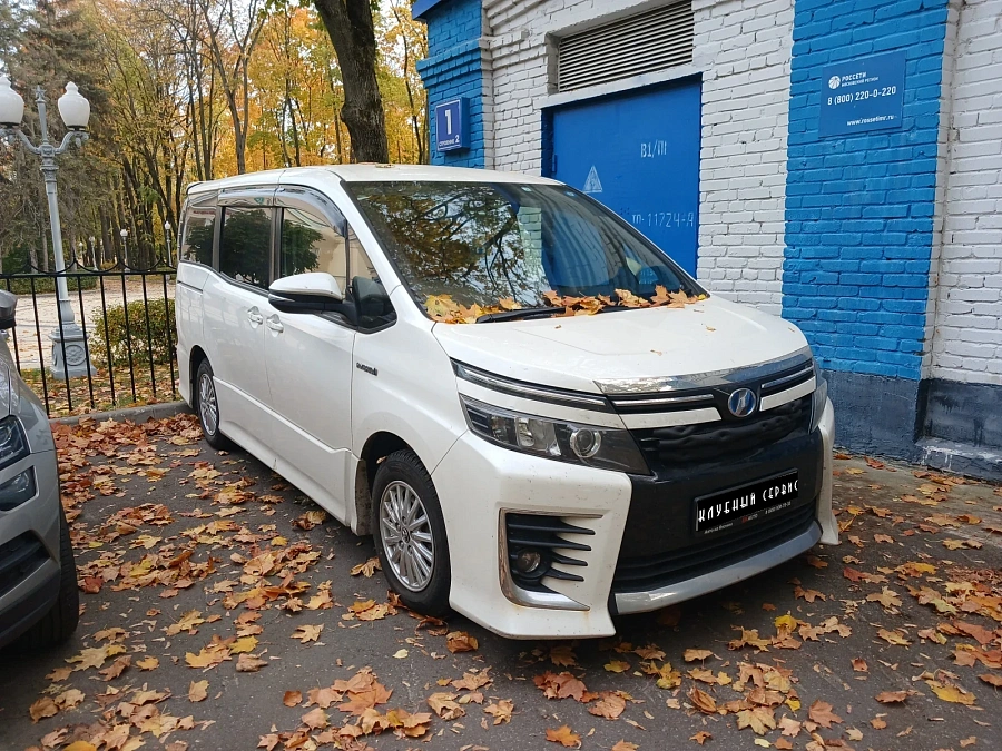 Toyota Voxy, 2017г., передний привод, вариатор