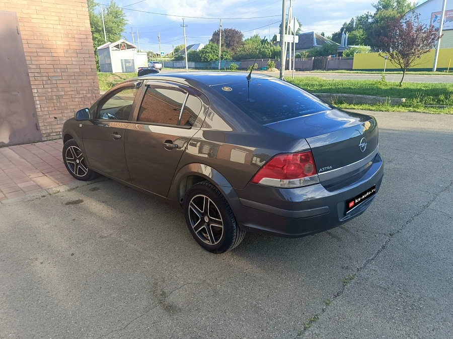 Opel Astra, 2011г., передний привод, механика