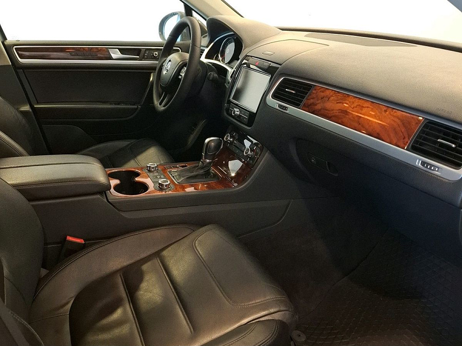 Volkswagen Touareg, 2010г., передний привод, автомат