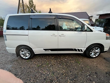 Toyota Voxy, 2004г, передний привод, автомат