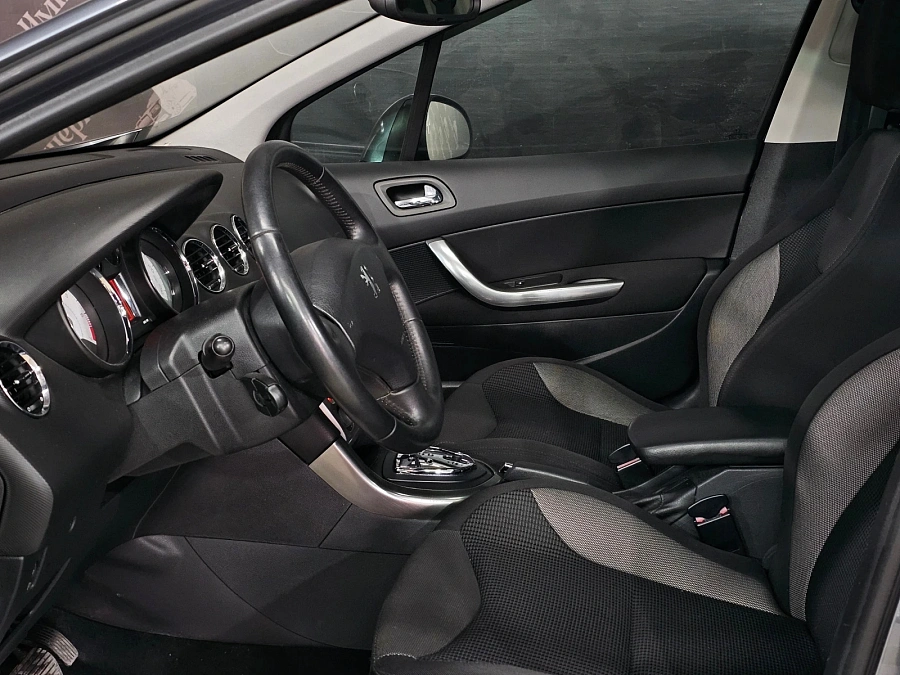 Peugeot 308, 2010г., передний привод, автомат
