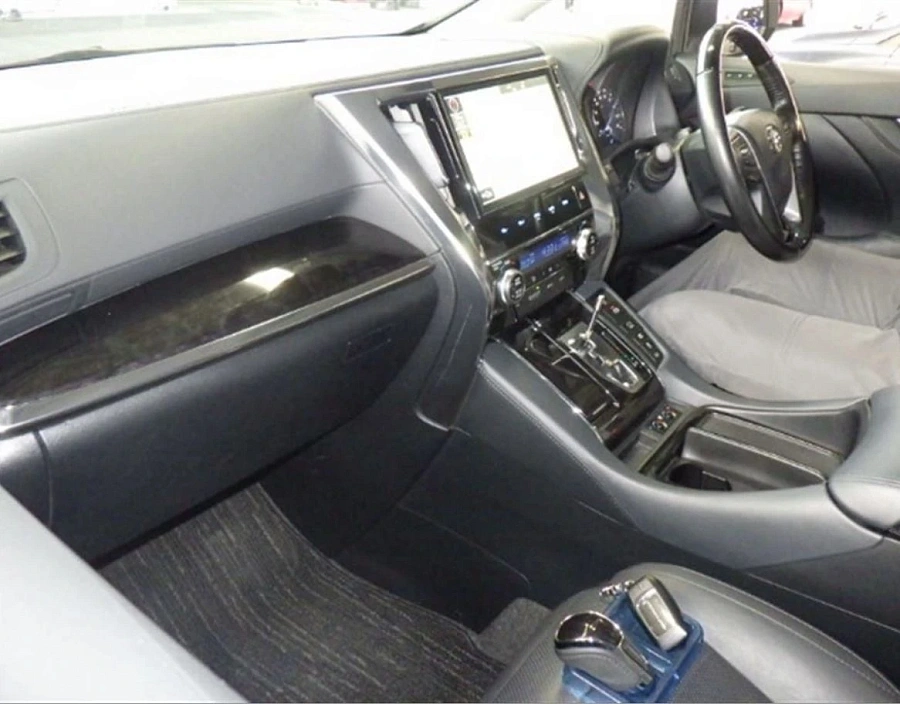 Toyota Alphard, 2018г., полный привод, вариатор