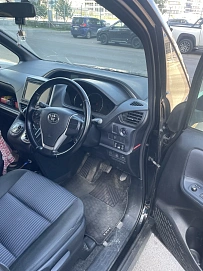 Toyota Voxy, 2015г, передний привод, вариатор