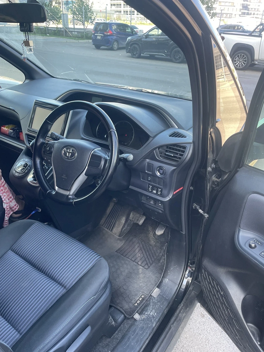 Toyota Voxy, 2015г., передний привод, вариатор