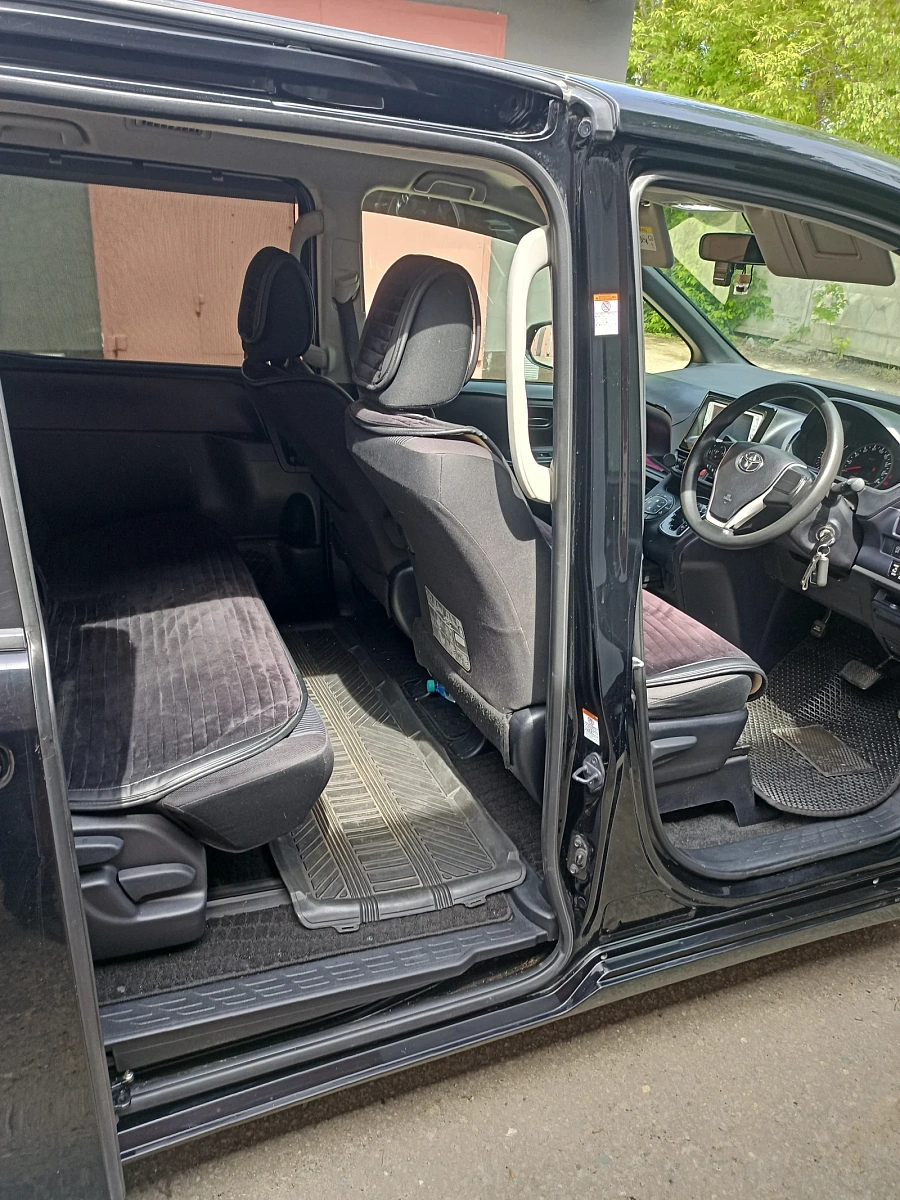 Toyota Voxy, 2014г., передний привод, вариатор