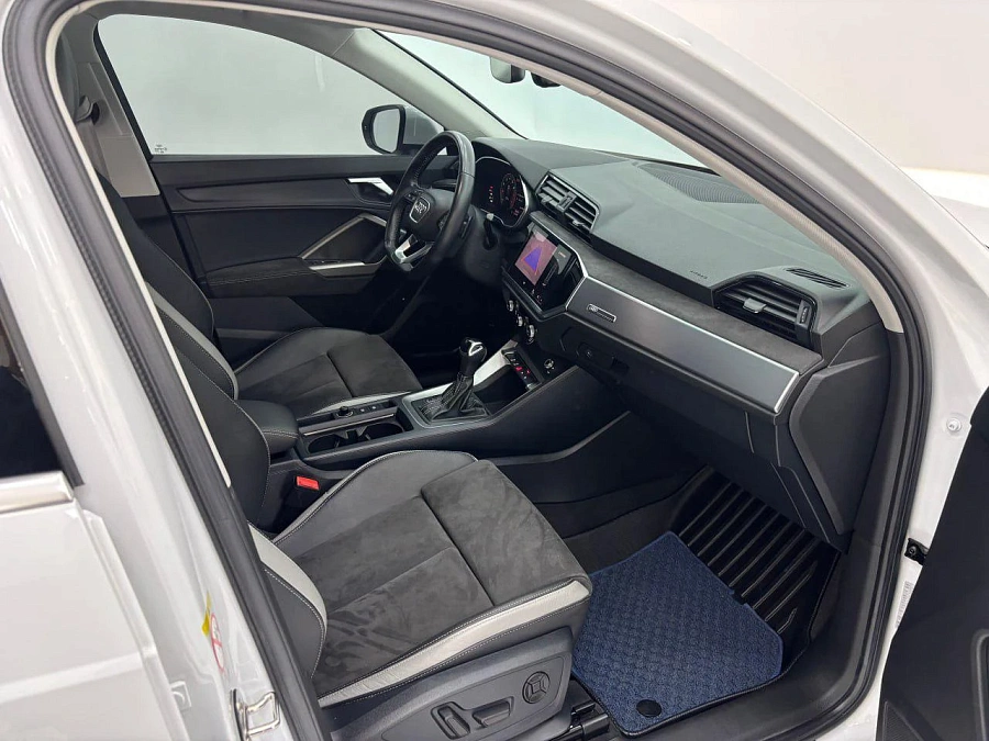 Audi Q3, 2022г., передний привод, робот