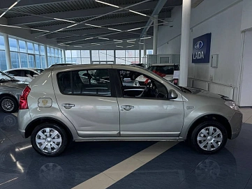Renault Sandero, 2011г, передний привод, механика