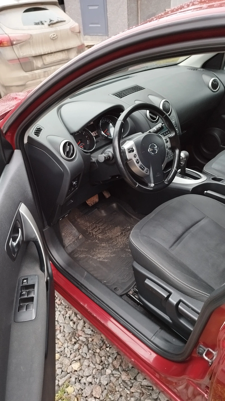 Nissan Qashqai, 2012г., передний привод, вариатор