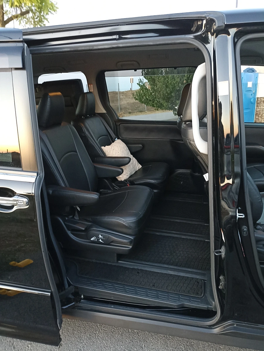 Toyota Voxy, 2015г., передний привод, вариатор