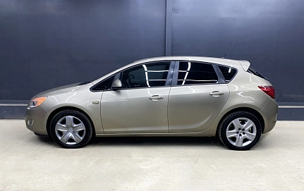 Opel Astra, 2011г, передний привод, механика