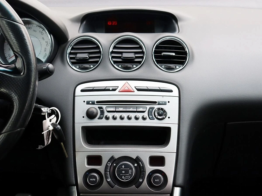 Peugeot 308, 2011г., передний привод, механика