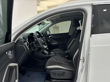 Audi Q3, 2022г, передний привод, робот
