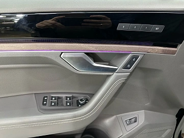 Volkswagen Touareg, 2019г, полный привод, автомат