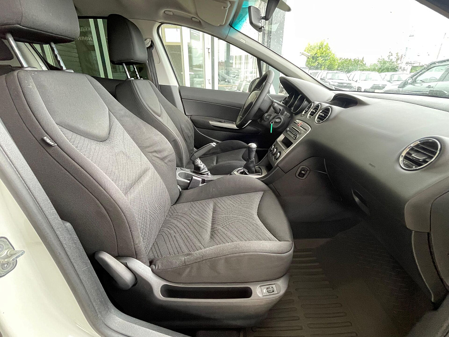Peugeot 308, 2010г., передний привод, механика