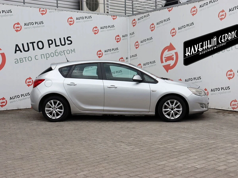 Opel Astra, 2011г., передний привод, механика